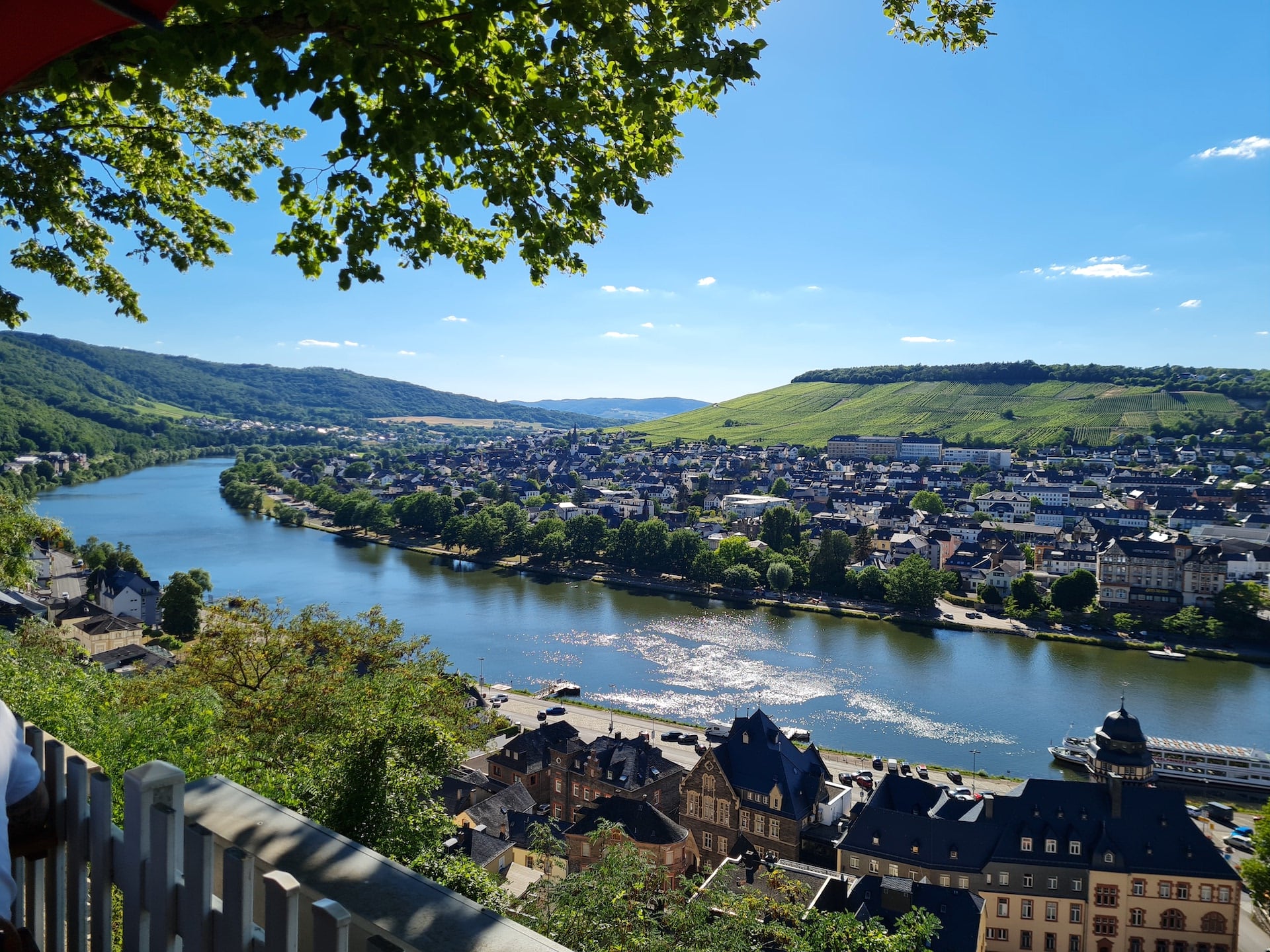 Blick auf Bernkastel-Kues an der Mosel