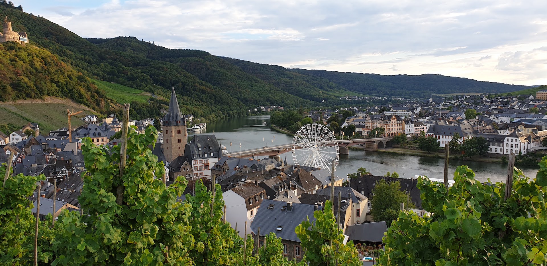 Bernkastel-Kues mit Weinbergen