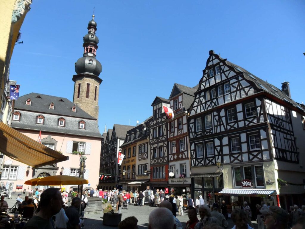 Marktplatz in Cochem bei blauem Himmel
