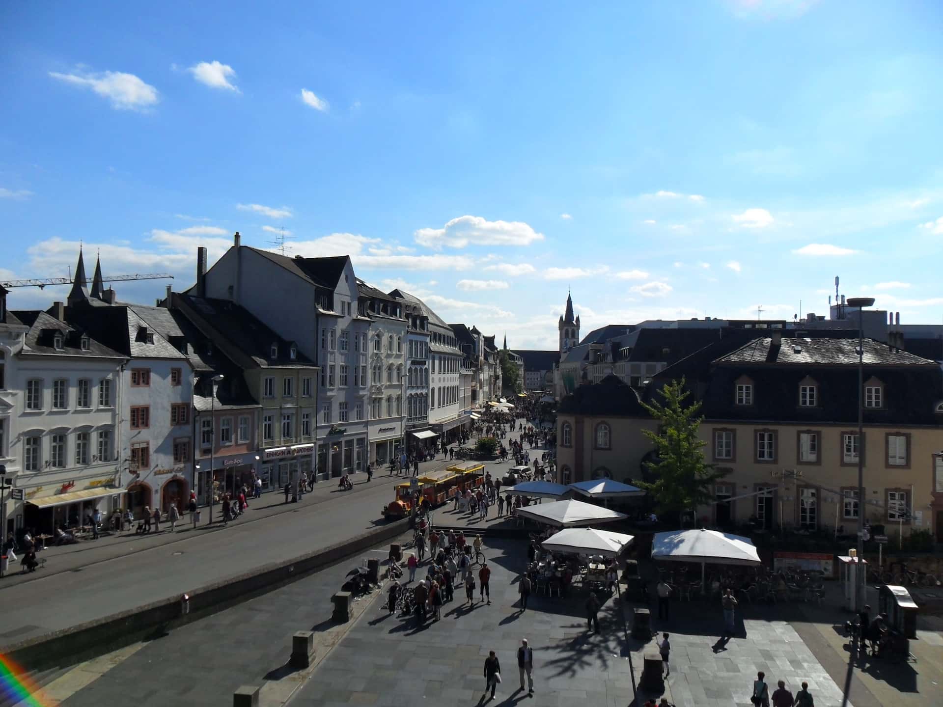 Die Fußgängerzone in Trier aus dem zweiten Stockwerk fotografiert