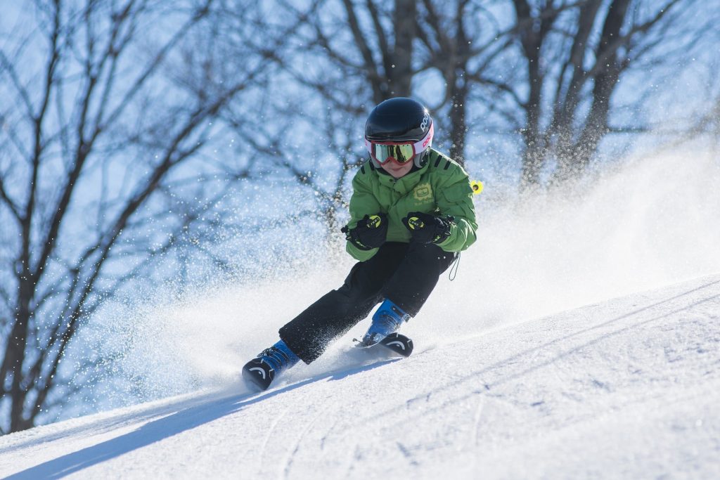 Junger Skifahrer auf der Piste