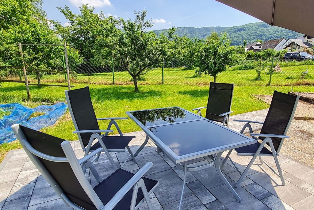 Sitzmöglichkeit im Garten, weitere Ansicht